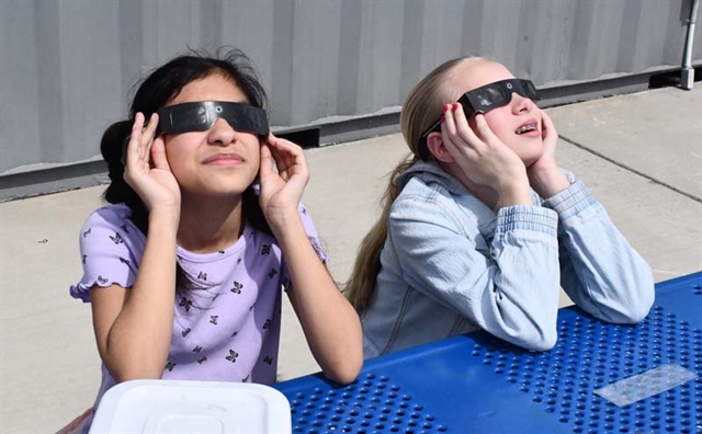 students watching the eclipse
