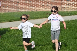 girls running