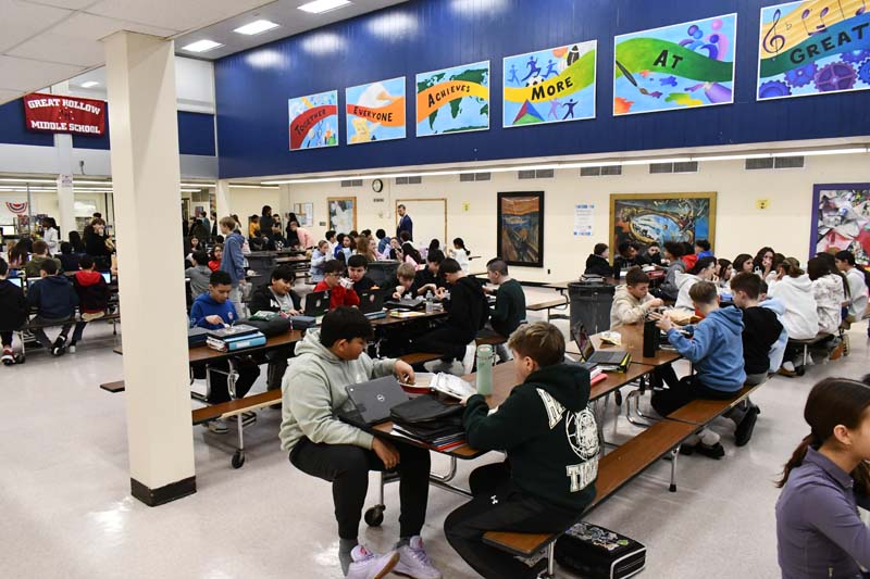 students eating lunch