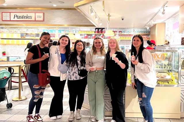 students at a cafe