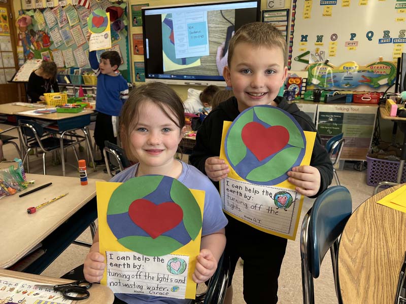Students holding up earth day signs