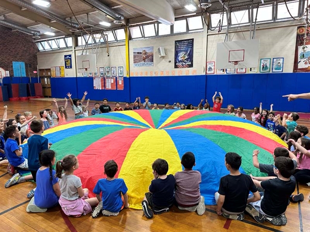 children playing with the parachute