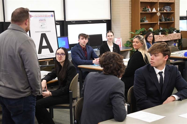 Students networking in HSE library