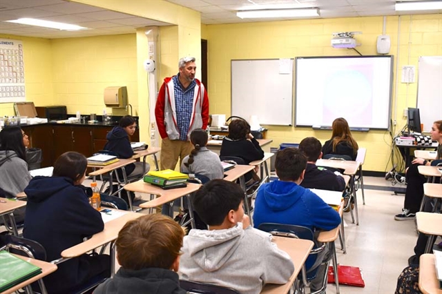 students make glowing DNA in class