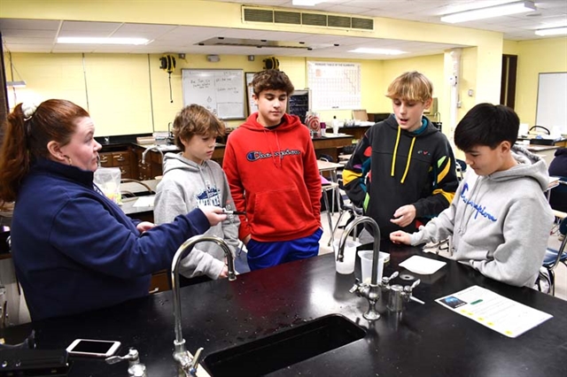 students make glowing DNA in class