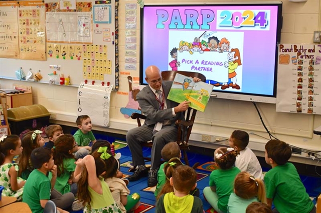 Neil Katz reading to students