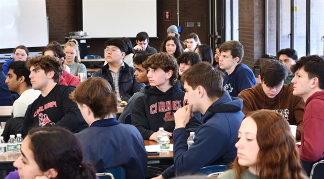 students at breakfast