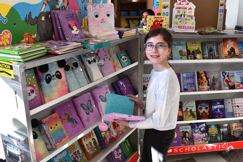picture of Mills Pond students reading
