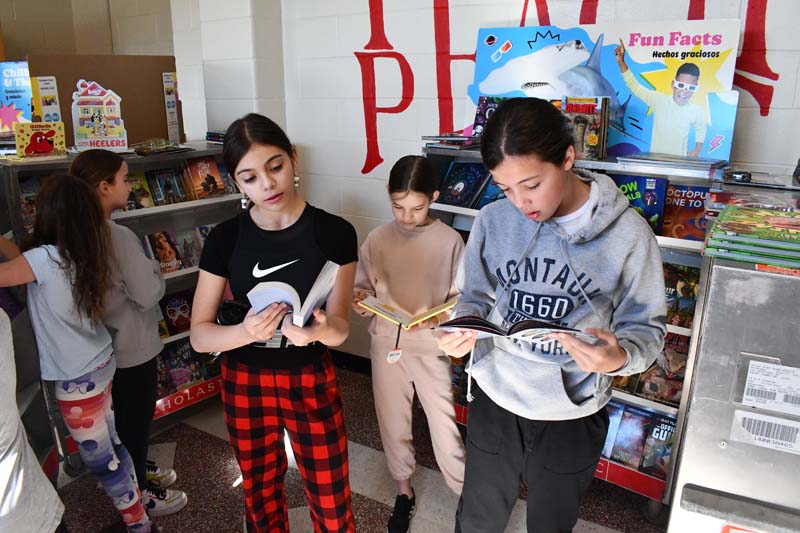 picture of Mills Pond students reading