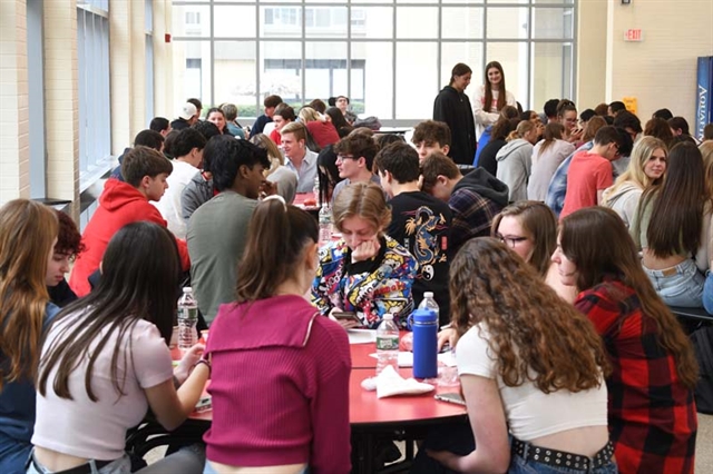 students eating breakfast