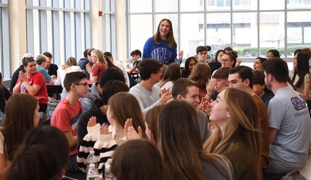 students eating breakfast