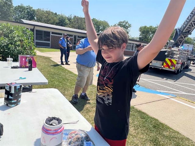 kid cheering