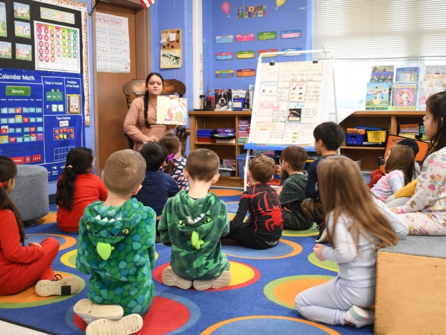 Smithtown librarian reading to students